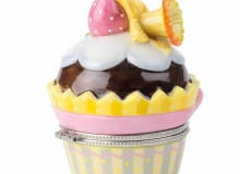 Uwaga na zęby! Imitujący lukrowaną babeczkę pojemnik z serii 'Spring Fantasy', Villeroy & Boch SLOWA KLUCZOWE: DE: Cupcake Treat mit Narzisse Spring Decoration 1486066869