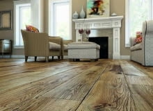 Największą zaletą postarzanych podłóg są ich walory estetyczne: wyglądają pięknie i są bardzo modne. Pasują zarówno do wnętrz klasycznych, jak i nowoczesnych, w tym minimalistycznych. Dodatkowo, są niekłopotliwe w eksploatacji: ewentualne uszkodzenia doskonale wpisują się w charakter takiej posadzki - a do tego trudno odróżnić, które powstały celowo, a które są przypadkowe. postarzane podłogi, podłogi drewniane, salon