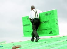 Twarde płyty poliuretanowe z warstwą wstępnego krycia służą do izolacji skośnych dachów od zewnątrz Twarde płyty poliuretanowe z warstwą wstępnego krycia służą do izolacji skośnych dachów od zewnątrz