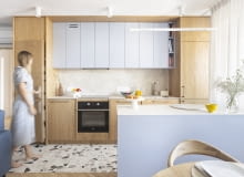 W mieszkaniu zaaranżowanym w błękitach, jasnych brązach, beżach i bieli panuje odprężająca atmosfera. Wyróżniającym się uzupełnieniem niebieskich tonacji jest ich najciemniejsza odmiana – granat. W mieszkaniu zaaranżowanym w błękitach, jasnych brązach, beżach i bieli panuje odprężająca atmosfera. Wyróżniającym się uzupełnieniem niebieskich tonacji jest ich najciemniejsza odmiana – granat.