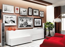 <b>W pokoju dziennym pod zawieszonym na ścianie płaskim telewizorem stoi długa komoda z lakierowanymi na biało frontami. Ściana ma zimny beżowo--szary odcień i na razie jest pusta. Proszę o radę, co&#8200;zrobić, żeby telewizor nie stanowił jej głównego elementu i mniej rzucał się w oczy?</b><br/> Na ścianie wokół odbiornika proponuję zawiesić zdjęcia lub obrazki oprawione w delikatne ramki. Taka galeria zapełni pustą przestrzeń i&#8200;odciągnie uwagę od ekranu, a zarazem nada całemu wnętrzu indywidualny charakter. Można też zamontować lekkie półki o ciekawej formie. Kiedy ustawimy na nich na przykład książki lub rośliny w ciekawych doniczkach, ściana stanie się kolorowa, a telewizor - mniej widoczny.