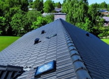 Zawsze znajdzie się przynajmniej jedno pomieszczenie, które nie ma okien. Wówczas światło naturalne można wpuścić od góry, przez otwór w dachu z osadzonym w nim świetlikiem tunelowym świetliki dachowe