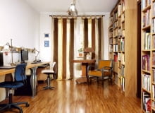 Stylowa mieszanka - tak można w skrócie określić wystrój tego gabinetu. Na nowoczesnych biurkach stoją stylizowane lampy - to nawiązanie do drugiej części pomieszczenia. Lampa sufitowa została zaprojektowana przez Waldemara Petryka. Stylowa mieszanka - tak można w skrócie określić wystrój tego gabinetu. Na nowoczesnych biurkach stoją stylizowane lampy - to nawiązanie do drugiej części pomieszczenia. Lampa sufitowa została zaprojektowana przez Waldemara Petryka.