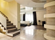 Aby wygodnie i bezpiecznie poruszać się po dużym holu i salonie, warto zamontować przełączniki schodowe i krzyżowe Aby wygodnie i bezpiecznie poruszać się po dużym holu i salonie, warto zamontować przełączniki schodowe i krzyżowe