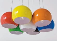 To już wyraźny trend w projektowaniu lamp: od sufitu zwiesza się kilka sznurków zakończonych mniejszymi bądź większymi kulkami-kloszami. Najwięcej jest białych, ale znajdziemy też srebrzyste i bajecznie kolorowe. <BR > Oświetlenie. Kolorowe kule rozweselą każde wnętrze. Lampa Calotta Colore 7, cena 449 zł; projekt Kare Design; 9ninedesign.pl To już wyraźny trend w projektowaniu lamp: od sufitu zwiesza się kilka sznurków zakończonych mniejszymi bądź większymi kulkami-kloszami. Najwięcej jest białych, ale znajdziemy też srebrzyste i bajecznie kolorowe. <BR > Oświetlenie. Kolorowe kule rozweselą każde wnętrze. Lampa Calotta Colore 7, cena 449 zł; projekt Kare Design; 9ninedesign.pl