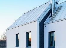 Dom widziany od ulicy dojazdowej – zgrabne rozdzielenie bryły na dwie przesunięte względem siebie części uatrakcyjniło wygląd budynku Dom widziany od ulicy dojazdowej – zgrabne rozdzielenie bryły na dwie przesunięte względem siebie części uatrakcyjniło wygląd budynku