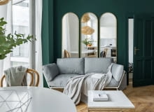 Optyczne powiększenie można uzyskać, wieszając obok siebie kilka luster. Tutaj trzy modele Ambient, w delikatnej złotej ramie. Optyczne powiększenie można uzyskać, wieszając obok siebie kilka luster. Tutaj trzy modele Ambient, w delikatnej złotej ramie.