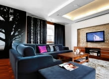 <B>Niskie pomieszczenie wydaje się znacznie mniejsze niż wysokie o tej samej powierzchni. Przebywające w nim osoby odnoszą wręcz wrażenie, że sufit opada im na głowę. Warto wtedy zastosować jeden z trików optycznych wizualnie podwyższających wnętrza. Oto niektóre z nich.</B> <BR />OKNO W SUFICIE. Przemyśl oświetlenie wnętrza! Zrezygnuj z lamp wiszących kierujących światło w dół - skryją w mroku sufit, przez co wyda się jeszcze niższy. Zamiast nich zainstaluj reflektorki albo plafoniery, a najlepiej - taśmy LED za gzymsami lub w podcięciach sufitu. Emitowane przez nie smugi świetlne nadadzą sufitowi trzeci wymiar i wywołają złudzenie, że jest w nim okno. UWAGA ! PONOWNA PUBLIKACJA WYLACZNIE ZA ZGODA WLASCICIELI WARSZAWA , MIESZKANIE , WNETRZA - POKOJ , MEBLE PROJEKT WNETRZA KATARZYNA MIKULSKA - SEKALSKA / ARRANGE STYLIZACJA EVA MILCZAREK FOT. RADOSLAW WOJNAR PUBLIKACJA CZTERY KATY NR 6 (248) - 6 2012 SLOWA KLUCZOWE: ARCHITEKTURA WNETRZE POKOJ MEBEL ZDJĘCIE DO WKŁADKI: PUBLIKACJA CZTERY KATY NR 6 (248) - CZASOPISMA