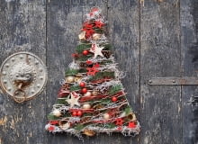 Dekoracja drzwi wejściowych na Boże Narodzenie Dekoracja drzwi wejściowych w postaci choinki