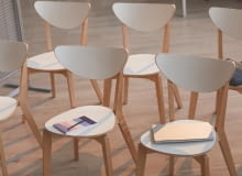 Lekkie krzesła do wnętrz i na zewnątrz – uniwersalne meble w domowej przestrzeni