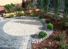 Ściółkowanie rabat NAWIERZCHNIA KAMIENNA PLACYK GRANIT BAZALT KORA SCIOLKOWANIE MULCZOWANIE TUJA THUJA ZYWOTNIK AUTOR PROJEKTU AGNIESZKA WERNIKOWSKA MAREK WERNIKOWSKI FOT. AGNIESZKA WERNIKOWSKA PUBLIKACJA OGRODY NR 12 (80) - 12.2005 PUBLIKACJA OGRODY NR 12 (152) - 12 2011