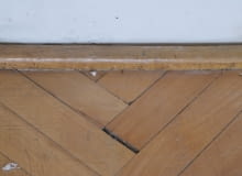 Szpary między deszczułkami to częsta bolączka wiekowych parkietów naprawa parkietu