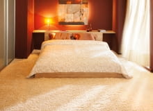 Zaletą wykładzin dywanowych jest ich elastyczność, ciepło i bardzo zróżnicowane wzornictwo; wadą zaś dość uciążliwe odkurzanie i mała odporność na zaplamienie. Dobrze sprawdzają się tam, gdzie chodzimy w obuwiu domowym i nie przyrządzamy posiłków. wykładzina dywanowa