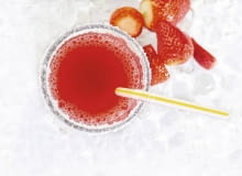 Napoje apetycznie prezentują się w szklankach z "oszronionymi" krawędziami. Ich brzegi zanurzamy w wodzie, a potem w cukrze (albo soli)