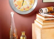 Złote dekoracje za grosze - do ich zrobienia wystarczy farbka, brokat, płatki dekoratorskie lub flamaster. Za ich pomocą dodamy blasku zwykłym domowym sprzętom. Cenny czas. Na oczyszczoną tarczę zegara nanosimy punktowo klej do złoceń. Na przeschnięty, ale jeszcze lepki klej nakładamy złoto w płatkach. Wygładzamy je miękkim pędzlem, a nadmiar usuwamy. W taki sam sposób nakładamy płatki w innym kolorze. Na koniec całą tarczę pokrywamy werniksem.