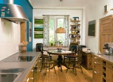 <B>Uroki bogato zdobionych willi letniskowych z okolic Otwocka opiewał nawet Konstanty Ildefons Gałczyński, nazywając je czule świdermajerami. Jedną z nich na początku XX wieku zbudował pradziadek Pani Hani. Dziś jej rodzina może cieszyć się tu spokojem i pięknem natury.</B> <BR />Umiejętne połączenie w harmonijną całość współczesnego wyposażenia kuchni i starych mebli. W skrzyni stojącej pod ścianą pradziadek gospodyni przechowywał kije golfowe. Dwa tapicerowane krzesła były w domu od zawsze, zmieniono im tylko obicie. Na ścianach obrazy Tadeusza Brudzyńskiego, ojca gospodyni.