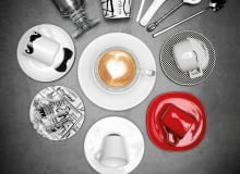 <B>Na poranne rozbudzenie, po obiedzie i na spotkaniu z przyjaciółmi - teraz co chwila pijemy kawę. Nic dziwnego, że jest tak wiele akcesoriów i urządzeń do parzenia tego napoju.</B> <BR />Opisy zgodnie z ruchem wskazówek zegara począwszy od filiżanki z motywem wąsów: filiżanka - 69 zł, Reset; szklanka do irish coffee - 7,25 zł, dedekor.pl; kubek termiczny - 59,90 zł, galerialimonka.pl; łyżeczka do espresso - 66 zł/6 szt., Nespresso; miarka - 39 zł, galerialimonka.pl; miarka - 19 zł, Tea & Tea; łyżeczka do latte - 4,90 zł, filiżanka.pl; filiżanka do espresso - 59 zł, Reset; filiżanka do cappuccino (w środku) - 33 zł, sodahome.pl, filiżanka do espresso - 24 zł, filiżanka.pl; filiżanka do espresso - 74 zł/2 szt., Nespresso; filiżanka do espresso - 18,50 zł, filiżanka.pl Nieopisane filiżanki są własnością stylistki. 11.09.2013 , CZTERY KATY , SESJA KAWA , STYLIZACJA BEATA DRZEWOSOWSKA . FOT. ARKADIUSZ SCICHOCKI / AGENCJA GAZETA SLOWA KLUCZOWE: KATY