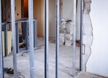 Nową ścianę można wybudować z płyt gipsowo-kartonowych mocowanych na specjalnym stelażu REMONT WYBURZANIE SCIAN DZIALOWYCH KONSTRUKCJA SCIANKI GIPSOWO KARTONOWEJFOT. RAFAL POLAK - KUCHTAPUBLIKACJA LADNY DOM NR 2 (76) - 2.2005
