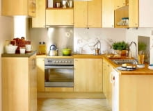 <B>Nie zawsze potrzebny jest poważny, a więc kosztowny remont. Nieraz wystarczą niewielkie zmiany, by niezadowalająca nas kuchnia zyskała nowe, znacznie ładniejsze oblicze. I to bez rujnowania budżetu.</B> <BR />PO ZMIANIE. Ściany kuchni zostały pomalowane na kremowo w odcieniu dopasowanym do barwy płytek podłogowych. W rezultacie wnętrze stało jaśniejsze, dzięki czemu wydaje się znacznie większe. Dokonano też niewielkich zmian w zabudowie - półka zamocowana nad szafką z wyciągiem wyrównała górny poziom kuchennej zabudowy. Meble wyglądają lepiej i powstał dodatkowy schowek (ich nigdy za dużo). WNETRZA KUCHNIA PO REMONCIE STYLIZACJA ANETA KOSIBA FOT. LUKASZ ZANDECKI PUBLIKACJA CZTERY KATY NR 9 (191) - 9 2007 PUBLIKACJA CZTERY KATY NR 4 (259) - 4 2013 + DODATEK WIOSENNE METAMORFOZY SLOWA KLUCZOWE: WNETRZA REMONTY KUCHNIE MEBLE ZDJĘCIE DO WKŁADKI: PUBLIKACJA CZTERY KATY NR 9 (191) - CZASOPISMA