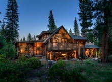 Rustykalne wnętrza domu za miastem, proj. Walton Architecture