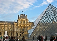 Szklana piramida przed Luwrem. Proj. I.M.Pei