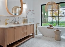 Wolno stojąca wanna, jako centralny punkt salonu kąpielowego, wymaga też odpowiedniej oprawy – tu tworzy ją piękne wykończenie ścian i podłogi, a także stylowe baterie i akcesoria. Mozaika Marble, Raw Decor. Wolno stojąca wanna, jako centralny punkt salonu kąpielowego, wymaga też odpowiedniej oprawy – tu tworzy ją piękne wykończenie ścian i podłogi, a także stylowe baterie i akcesoria. Mozaika Marble, Raw Decor.