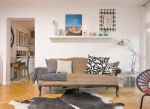 <B>Najprostszym kluczem do stworzenia nastroju jest umiejętnie dobrany detal. Błyskawiczna metamorfoza tego mieszkania udowadnia, że wystarczy naklejka, naczynie w odpowiednim kolorze, rozrzucone tu i ówdzie bombki lub jabłka, kilka figurek i od razu widać, że święta są tuż za progiem. W dodatku jest to patent uniwersalny. Tak samo łatwo przeobrazimy wnętrze na powitanie wiosny albo na urodziny babci.</B> <BR />SALON PRZED ZMIANĄ. Na co dzień w pokoju dziennym panuje stylowa mieszanka: przepastna kanapa w stylu retro i fotel z lat 50. z wyplatanym z tworzywa sztucznego siedziskiem. We wnętrzu dominują chłodne odcienie beżu i niebieskiego, do tego kropla czerni, a w tle biel.