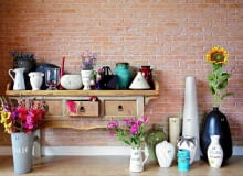 <B>Neutralne wazony w kształcie prostych figur geometrycznych czy klasycznych amfor przeznaczmy na okazałe bukiety - nie będą konkurować z urodą roślin. Do tych ozdobnych, np. pokrytych kolorowym szkliwem, włóżmy jeden kwiat albo gałązkę. Naczynia o przyciągającej wzrok formie mogą nawet pozostać puste - i tak będą dekorować wnętrze.</B> 1. Ceramika - 139,90 zł, dekoracjadomu.pl 2. porcelana - 150 zł, galeria-dekoracji.com.pl 3. ceramika - 52,99 zł, galeria-dekoracji.com.pl 4. ceramika - 196 zł, Galeria Decor 5. szkło - 39 zł, Bed & Breakfast 6. ceramika - 32 zł, viacenza.pl 7. ceramika - 59,30 zł, a-z-decor.istore.pl 8. ceramika - 57,20 zł, galeria-dekoracji.com.pl 9. porcelana - 84 zł, Galeria Decor 10. glina - 109 zł, dekoracjadomu.pl 11. ceramika - 110 zł, cram.istore.pl 12. ceramika - 96 zł, Galeria Decor 13. ceramika - 76 zł, dekoracjadomu.pl 14. ceramika - 97,59 zł, sztuczne kwiaty - 20,17 zł/szt., galeria-dekoracji.com.pl 15. ceramika - 295 zł, Inne Meble 16. drewno - 90,30 zł, home&you 17. ceramika - 39 zł, home&you 18. ceramika - 790 zł, Inne Meble; sztuczny słonecznik - 25 zł, Faktor 19. ceramika - 29 zł, viacenza.pl 20. ceramika - 32,99 zł, galeria-dekoracji.com.pl 21. ceramika - 54,90 zł, dekoracjadomu.pl 22. ceramika - 39 zł, a-z-dekor.istore.pl Pozostałe: komoda - 4443 zł, Inne Meble; cegła na ścianie - 3,80 zł/szt., nelissen.pl. Żywe kwiaty, Magia Kwiatów; sztuczne kwiaty, własność stylistki. <B>Neutralne wazony w kształcie prostych figur geometrycznych czy klasycznych amfor przeznaczmy na okazałe bukiety - nie będą konkurować z urodą roślin. Do tych ozdobnych, np. pokrytych kolorowym szkliwem, włóżmy jeden kwiat albo gałązkę. Naczynia o przyciągającej wzrok formie mogą nawet pozostać puste - i tak będą dekorować wnętrze.</B> 1. Ceramika - 139,90 zł, dekoracjadomu.pl 2. porcelana - 150 zł, galeria-dekoracji.com.pl 3. ceramika - 52,99 zł, galeria-dekoracji.com.pl 4. ceramika - 196 zł, Galeria Decor 5. szkło - 39 zł, Bed & Breakfast 6. ceramika - 32 zł, viacenza.pl 7. ceramika - 59,30 zł, a-z-decor.istore.pl 8. ceramika - 57,20 zł, galeria-dekoracji.com.pl 9. porcelana - 84 zł, Galeria Decor 10. glina - 109 zł, dekoracjadomu.pl 11. ceramika - 110 zł, cram.istore.pl 12. ceramika - 96 zł, Galeria Decor 13. ceramika - 76 zł, dekoracjadomu.pl 14. ceramika - 97,59 zł, sztuczne kwiaty - 20,17 zł/szt., galeria-dekoracji.com.pl 15. ceramika - 295 zł, Inne Meble 16. drewno - 90,30 zł, home&you 17. ceramika - 39 zł, home&you 18. ceramika - 790 zł, Inne Meble; sztuczny słonecznik - 25 zł, Faktor 19. ceramika - 29 zł, viacenza.pl 20. ceramika - 32,99 zł, galeria-dekoracji.com.pl 21. ceramika - 54,90 zł, dekoracjadomu.pl 22. ceramika - 39 zł, a-z-dekor.istore.pl Pozostałe: komoda - 4443 zł, Inne Meble; cegła na ścianie - 3,80 zł/szt., nelissen.pl. Żywe kwiaty, Magia Kwiatów; sztuczne kwiaty, własność stylistki.