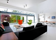 Salon. Dzięki świetlikowi w dobudowanej części salonu nawet zimą nie brakuje tu słońca. Sofy Charles projektu Antonio Citterio (B&B Italia) kupione w Atak Design. Salon. Dzięki świetlikowi w dobudowanej części salonu nawet zimą nie brakuje tu słońca. Sofy Charles projektu Antonio Citterio (B&B Italia) kupione w Atak Design.