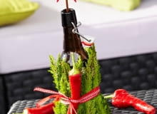 Kwiatowa dekoracja z butelką i wrzoścami Kwiatowa dekoracja z butelką i wrzoścami