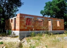 Czy sąsiad może opóźnić bądź wstrzymać budowę domu?