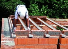 Układanie stropu ceramicznego, etap 3. Drążenia czołowych powierzchni pustaków skrajnych (układanych jako pierwsze) zamyka się zaprawą. Układanie stropu ceramicznego, etap 3. Drążenia czołowych powierzchni pustaków skrajnych (układanych jako pierwsze) zamyka się zaprawą.