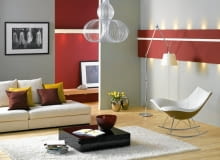 <b>Wysokie i na dodatek niewielkie pomieszczenie przypomina studnię. Warto więc odpowiednio pomalować ściany i sufit, aby stało się optycznie niższe, zyskując lepsze proporcje.</b><br/> Triki optycznie obniżające wnętrze. Na ścianie, mniej więcej na wysokości wzroku, przymocowano szeroki pas płyty gipsowo-kartonowej pomalowany czerwoną i białą farbą (to nawiązanie do wystroju przedpokoju). Pomiędzy płytą a ścianą zostały zainstalowane lampki halogenowe emitujące punktowe światło. W ten sposób nie tylko optycznie obniżono wnętrze, ale również ciekawie je udekorowano.