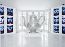 Jan des Bouvrie zadbał o 'mocne wrażenie' - taki widok ukazuje się po przekroczeniu progu. Reprezentacyjny hol zdominowała niezwykła rzeźba Studia Job, którą gospodarz przywiózł z targów w Mediolanie.