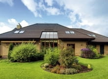 Wielkie przeszklenie pełni funkcję ogrodu zimowego, o którym marzyła właścicielka. Dzięki niemu promienie słońca penetrują wnętrza części dziennej domu na parterze i docierają także na antresolę Wielkie przeszklenie pełni funkcję ogrodu zimowego, o którym marzyła właścicielka. Dzięki niemu promienie słońca penetrują wnętrza części dziennej domu na parterze i docierają także na antresolę