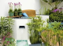 Sitzplatz am Wasserspiel SLOWA KLUCZOWE: au?en au?en ausspannen Blumenwasser Brunnen Chelsea Flower Show Cyperus drau?en drau?en enspannen entspannend entspannt erholend Font ne Font ne modern Modeste Modeste Herwig relaxed relaxen ruhen Sommer Springbrunnen T^pfe T^pfe Wasser