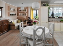 Pani Maria niedawno przeniosła się ze Szczecina do Warszawy. Mieszka teraz blisko ukochanych wnucząt, ale zmiana i tak wiązała się ze stresem. Aby poczuć się lepiej w nowym miejscu, gospodyni zabrała część mebli ze starego mieszkania. <BR /> MIESZKANIE. Pokój dzienny urządzono klasycznie, natomiast wytrój aneksu kuchennego i kąta jadalnego nawiązują do wnętrz w stylu prowansalskim.