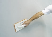 Odpowiednio dobrany i ułożony przez doświadczoną ekipę budowlaną tynk wewnętrzny sprawi, że ściany nie będą krzywe i nierówne. A tynk będzie dobrym podłożem pod farby, tapety czy płytki ceramiczne. tynkowanie