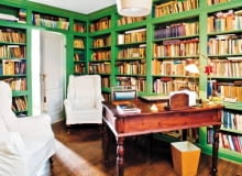 Wnętrza. Każdy z domowników może tu w spokoju popracować. W roli biurka - eklektyczny dziewiętnastowieczny stół z toczonymi nogami. WNETRZA , POKOJ , BIBLIOTEKA , MEBLE