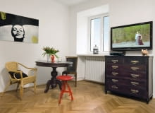 Poprzednio Monika i Rafał mieszkali na Starówce. Zauroczeni klimatem dawnej Warszawy, chcieli, by ich nowe lokum znajdowało się w równie niezwykłym miejscu. Oczekiwania te spełniła kamienica z lat dwudziestych XX wieku, mieszcząca się na starym Żoliborzu. <BR /> MIESZKANIE. W mieszkaniu zachował się przedwojenny dębowy parkiet, który po wycyklinowaniu i zaolejowaniu odzyskał dawną świetność. Odnowiono też stare meble - klasyczny stolik i komoda w stylu kolonialnym zostały pomalowane bejcą w tym samym odcieniu. Czerwony taboret z nogami o kształcie inspirowanym militariami. Zaprojektował go młody designer Robert Szuba.