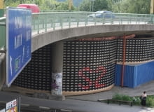 Sala koncertowa S2 ze skrzynek po piwie zbudowana w Zilinie. Sala koncertowa S2 ze skrzynek po piwie zbudowana w Zilinie.