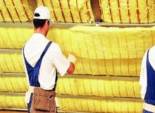 Dach ociepla się wełną mineralną układana w dwóch warstwach: między i pod krokwiami Dach ociepla się wełną mineralną układana w dwóch warstwach: między i pod krokwiami