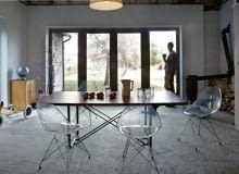 Okna (Amberline) wychodzą na ogród. Jadalnię urządza prosty stół zbudowany z metalowego stelażu i drewnianego blatu. Na szafce globus - pamiątka rodzinna. Rower Antka (Wishbone design) Okna (Amberline) wychodzą na ogród. Jadalnię urządza prosty stół zbudowany z metalowego stelażu i drewnianego blatu. Na szafce globus - pamiątka rodzinna. Rower Antka (Wishbone design)