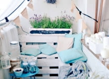 Jest tu wszystko, co potrzebne do relaksu: ława wymoszczona poduchami, stolik do odstawiania napojów, zasłonka (będąca też moskitierą), oświetlenie... A pod ścianą kwietnik z palety - lokum dla lawendy. Jest tu wszystko, co potrzebne do relaksu: ława wymoszczona poduchami, stolik do odstawiania napojów, zasłonka (będąca też moskitierą), oświetlenie... A pod ścianą kwietnik z palety - lokum dla lawendy.