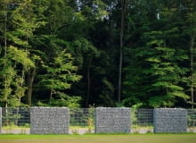 ORYGINALNE OGRODZENIE z paneli ze stalowej siatki i gabionowych koszy pełnych kamieni. ORYGINALNE OGRODZENIE z paneli ze stalowej siatki i gabionowych koszy pełnych kamieni.