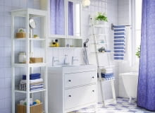 Meble łazienkowe HEMNES, płyta meblowa i drewno sosnowe: szafka pod umywalkę, 103 x 49 cm, wys. 89 cm 1199 zł/z umywalką; regał, 42 x 37 cm, wys. 172 cm 299 zł;szafka z lustrem, 103 x 16 cm, wys. 98 cm, 499 zł; półka-drabinka, wys. 190 cm 249 zł IKEA HEMNES, płyta meblowa i drewno sosnowe: szafka pod umywalkę, 103 x 49 cm, wys. 89 cm 1199?zł/z umywalką; regał, 42 x 37 cm, wys. 172 cm 299?zł;?szafka z lustrem, 103 x 16 cm, wys. 98 cm 499?zł; półka-drabinka, wys. 190 cm 249?zł IKEA.