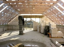 Gdy wszystkie wiązary są już ustawione i zamocowane do murłaty lub wieńca, można układać materiał wstępnego krycia i pokrycie dachowe Gdy wszystkie wiązary są już ustawione i zamocowane do murłaty lub wieńca, można układać materiał wstępnego krycia i pokrycie dachowe