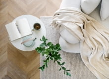 Drewniana podłoga w salonie Podłoga -  jak wybrać idealną?