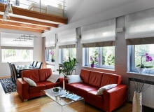 <B>Czym udekorować kilka sąsiednich okien? Tradycyjne, suto marszczone zasłony przytłoczyłyby pomieszczenie, a delikatne, sięgające parapetu firanki kłóciłyby się z nowoczesnym wystrojem. Wybrano więc rolety rzymskie, które wyglądają w miarę neutralne, a przy tym są wystarczająco ozdobne.</B> <BR />Rolety rzymskie uszyto z gładkiej tkaniny poliestrowej. Dla urozmaicenia dekoracji u dołu doszyto szerokie mankiety z takiego samego materiału, ale w innym kolorze. 02.07.2014 , Warszawa , wnetrza , okna . zasłony , rolety , sesja dla : Cztery Katy , stylizacja Elzbieta Blasikiewicz . Fot. Michal Mutor SLOWA KLUCZOWE: WNETRZA