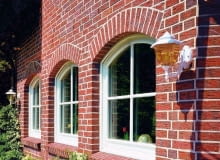 Ozdobne, łukowe nadproża z cegły klinkierowej wykonane w ścianie elewacyjnej łukowe nadproża z cegły klinkierowej